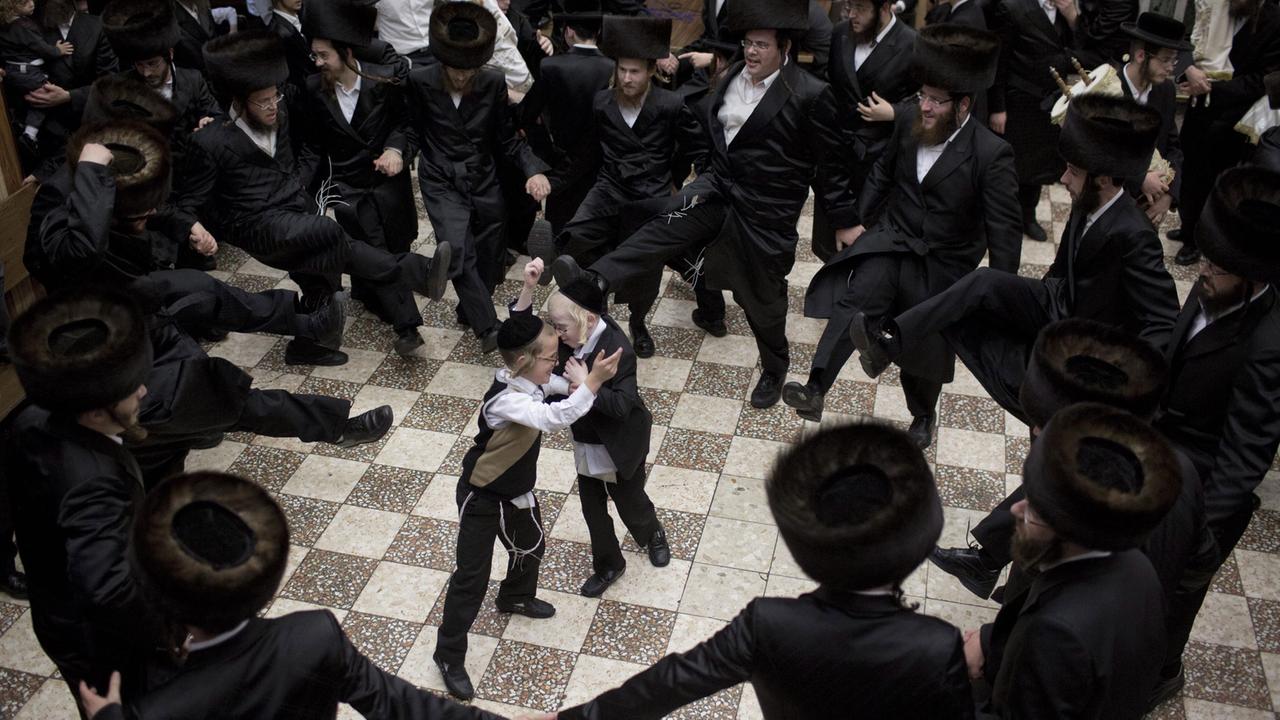 Orthodoxe Juden beim Tanz 2014 während des Simchat Tora in Israel