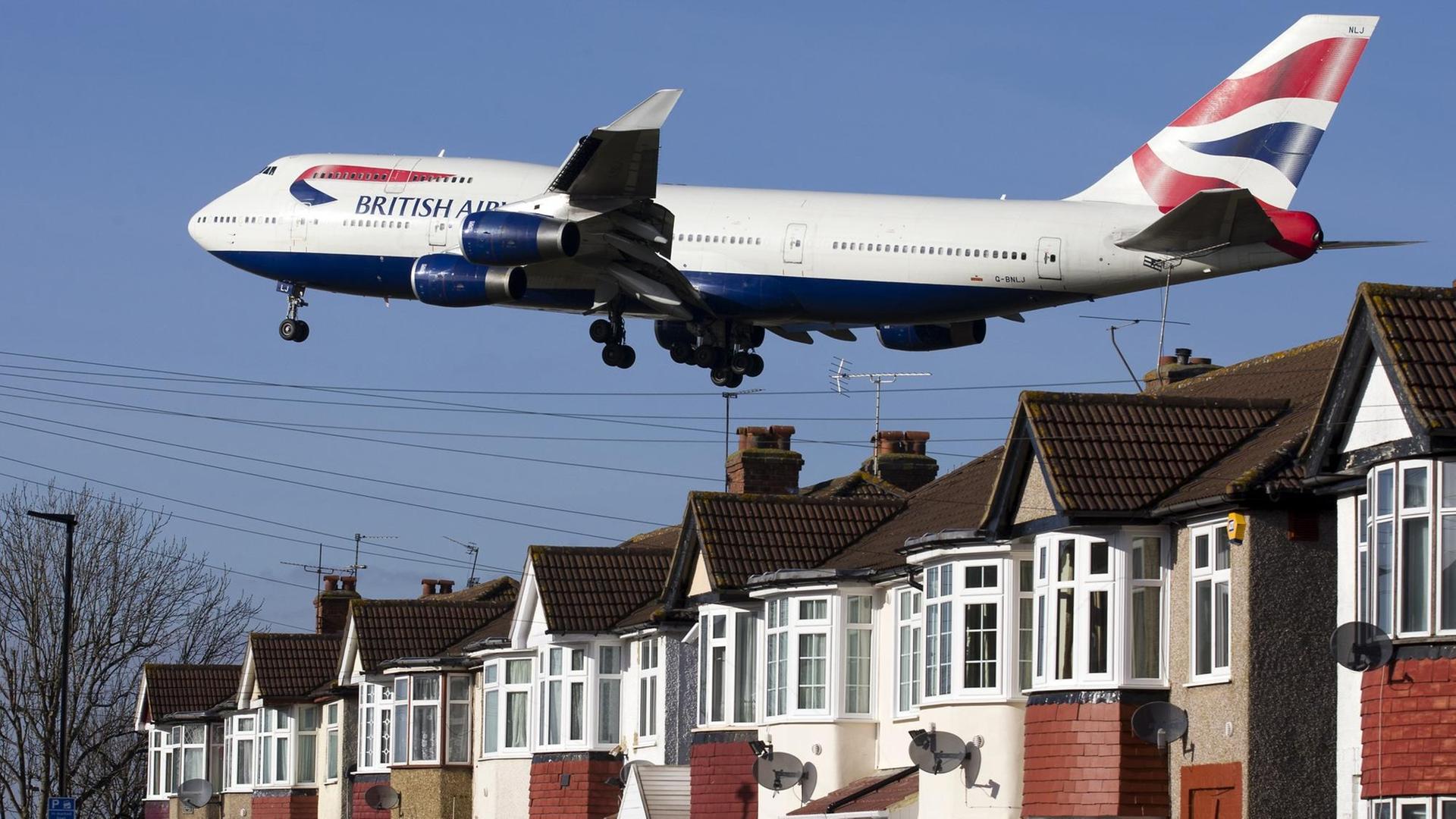 Eine Maschine der British Airways im Landeanflug am Flughafen Heathrow in London.