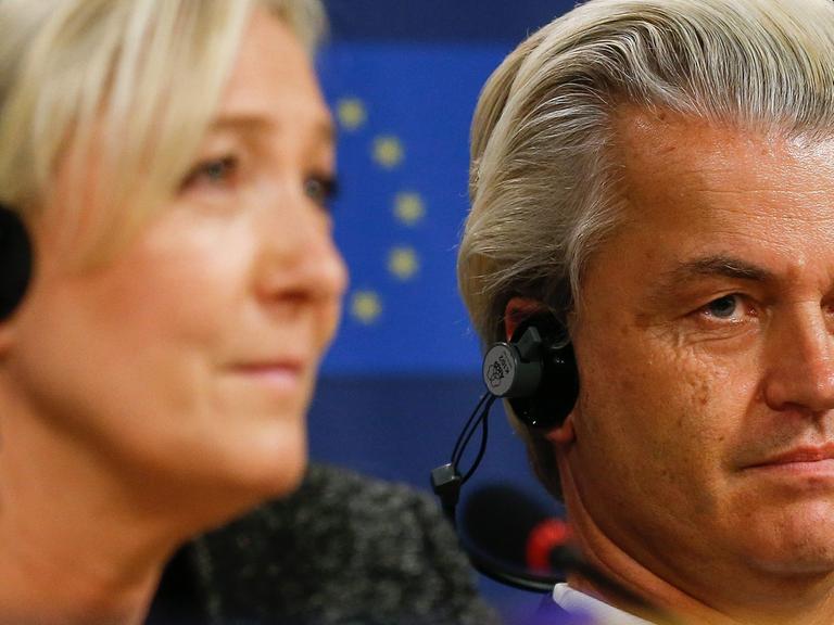 Geert Wilders (r.) und Marine Le Pen bei einer gemeinsamen Pressekonferenz