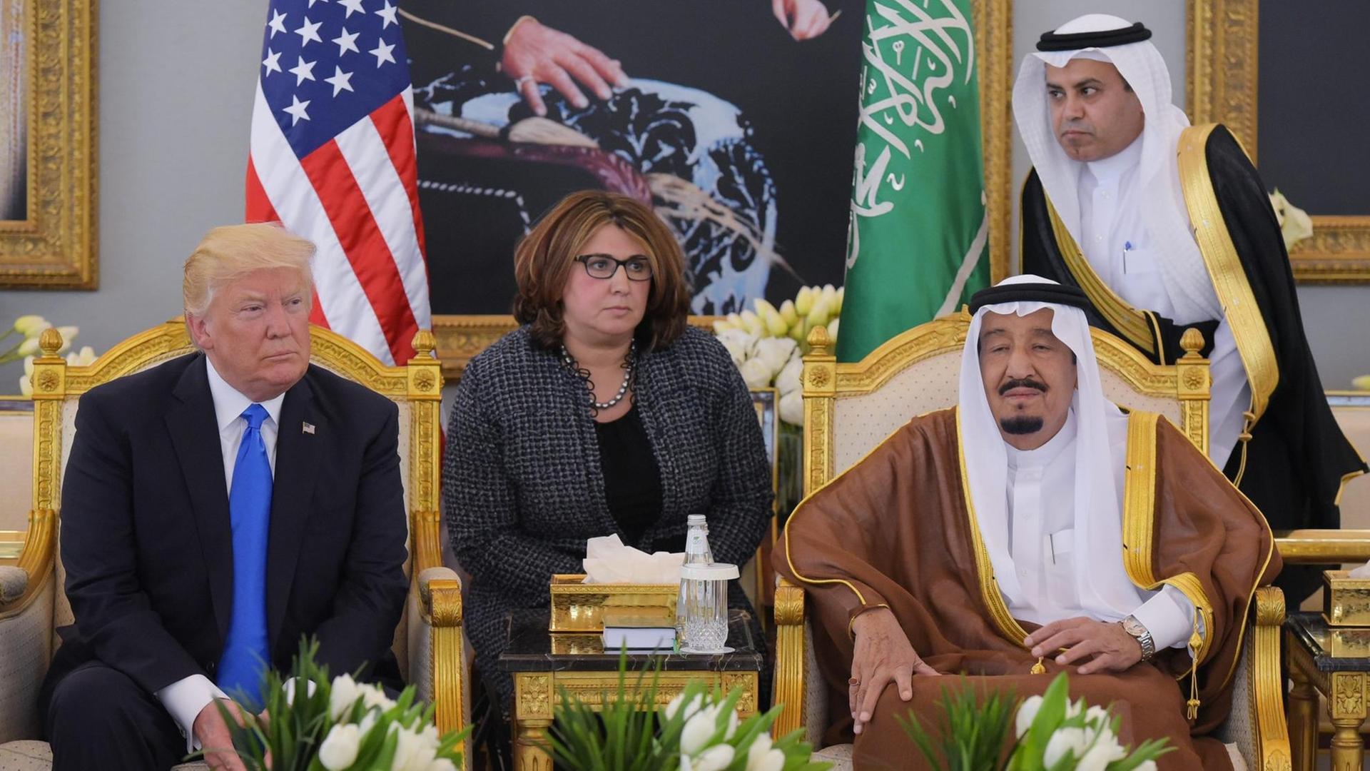 US-Präsident Donald Trump (li) trifft den den saudi-arabischen König Salman bin Abdulaziz al-Saud.