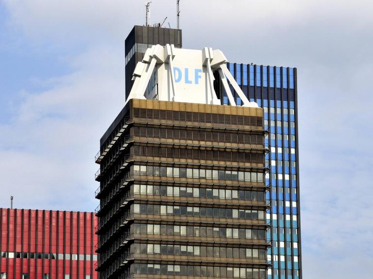 Altes Deutsche Welle Gebäude in Köln mit Deutschlandfunk im Vordergrund