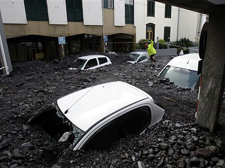 Verschüttete Autos in Funchal, der Hauptstadt von Madeira