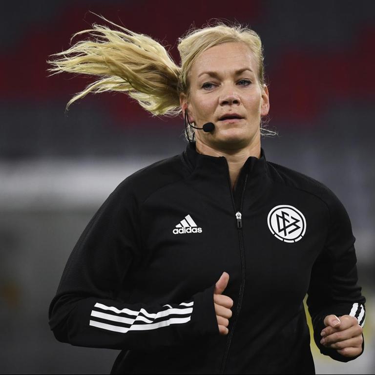 Die Schiedsrichterin Bibiana Steinhaus pfeift ihr letztes Bundesliga-Spiel. 