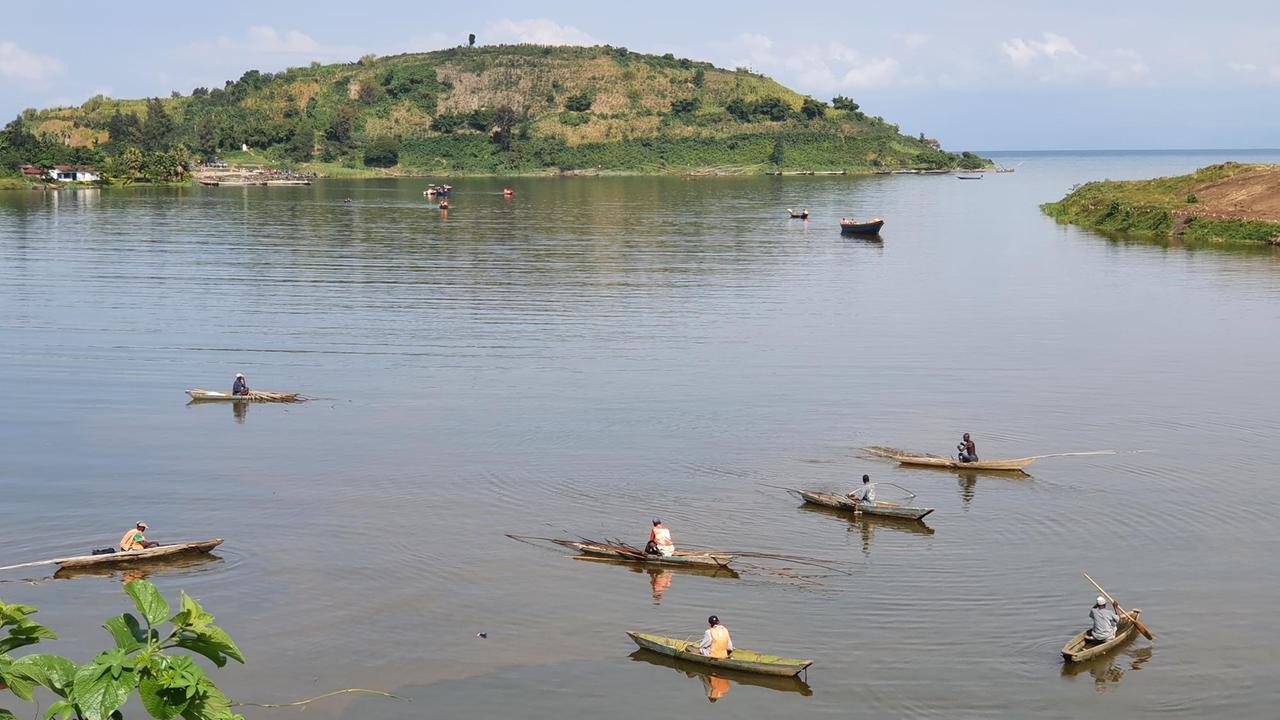 Fischer auf dem Kivu-See bei Gisenyi. In kleinen Ein-Mann-Booten fahren sie über den See.