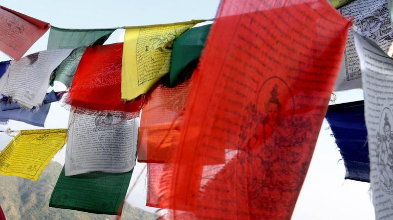 Tibetanische Gebetsfahnen vor Ausläufern des Himalya-Gebirges
