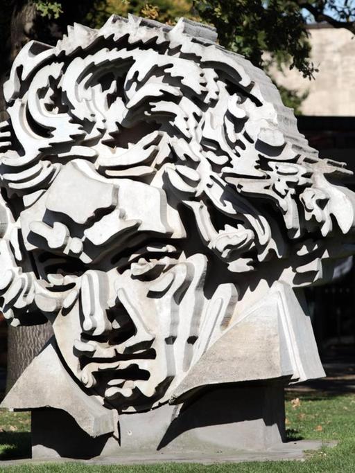 Beethoven-Skulptur vor der Beethovenhalle in Bonn