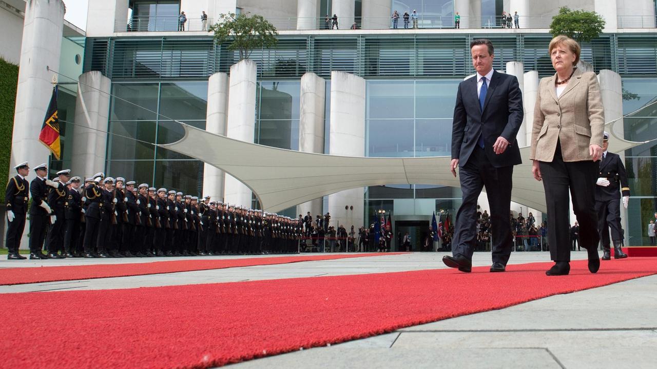Der britische Premierminister David Cameron wird am 29.05.2015 in Berlin von Bundeskanzlerin Angela Merkel (CDU) mit militärischen Ehren empfangen