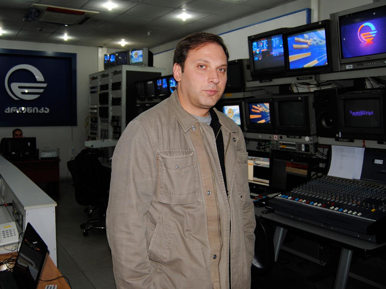 Moderator Levan Javakhishvili steht im Regieraum des TV-Senders Imedi.