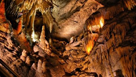 Die Stalaktit-Höhle in der Mammoth Cave, Kentucky, USA: Es hängen Tropfsteine von der Decke.