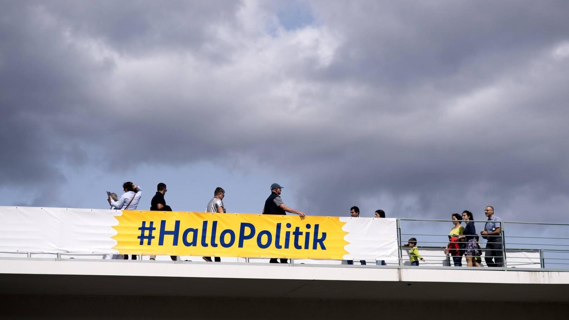 Besucher auf dem Bundeskanzleramt in Berlin am Tag der offenen Tür am 26. August 2018. Davor eine Banner mit #HalloPolitik.