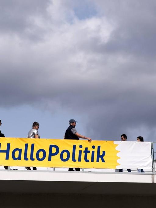Besucher auf dem Bundeskanzleramt in Berlin am Tag der offenen Tür am 26. August 2018. Davor eine Banner mit #HalloPolitik.
