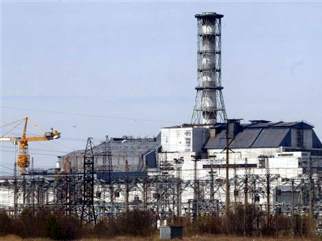 Blick auf die von einem Sarkophag umhüllte Reaktoranlage in Tschernobyl.