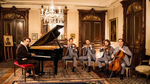 Chilly Gonzales im Bademantel am Konzertflügel, begleitet von den Musikern des "Kaiser Quartetts"