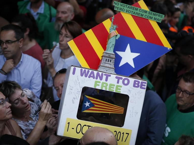 Protestmarsch in Barcelona am 20.09.2017 für ein Referendum zur Unabhängikeit Kataloniens. Demonstranten tragen eine symbolische Wahlurne mit der Aufschrift "I want to be free"