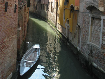 Ein kleiner Kanal in der Lagunenstadt Venedig