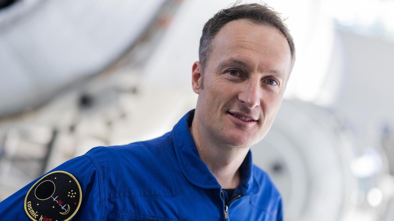 Matthias Maurer, deutscher Astronaut, steht vor einer Pressekonferenz im Europäischen Astronautenzentrum (EAC) der ESA vor seinem Start der Mission "cosmic kiss" zur Internationalen Raumstation ISS in der Trainingshalle. Der gebürtige Saarländer wird der erste deutsche Astronaut sein, der an Bord einer SpaceX-Raumkapsel des kommerziellen Nasa-Crew-Programms zur ISS fliegt.