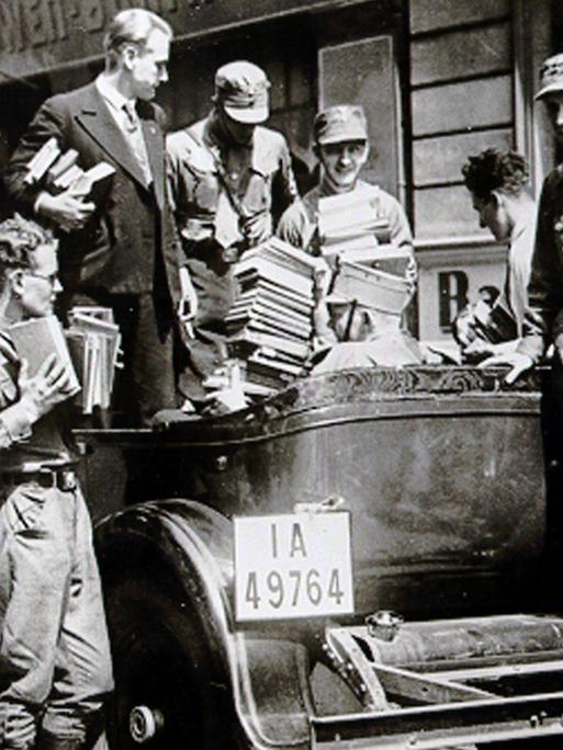 Nationalsozialisten sammeln Bücher für die Bücherverbrennung 1933.