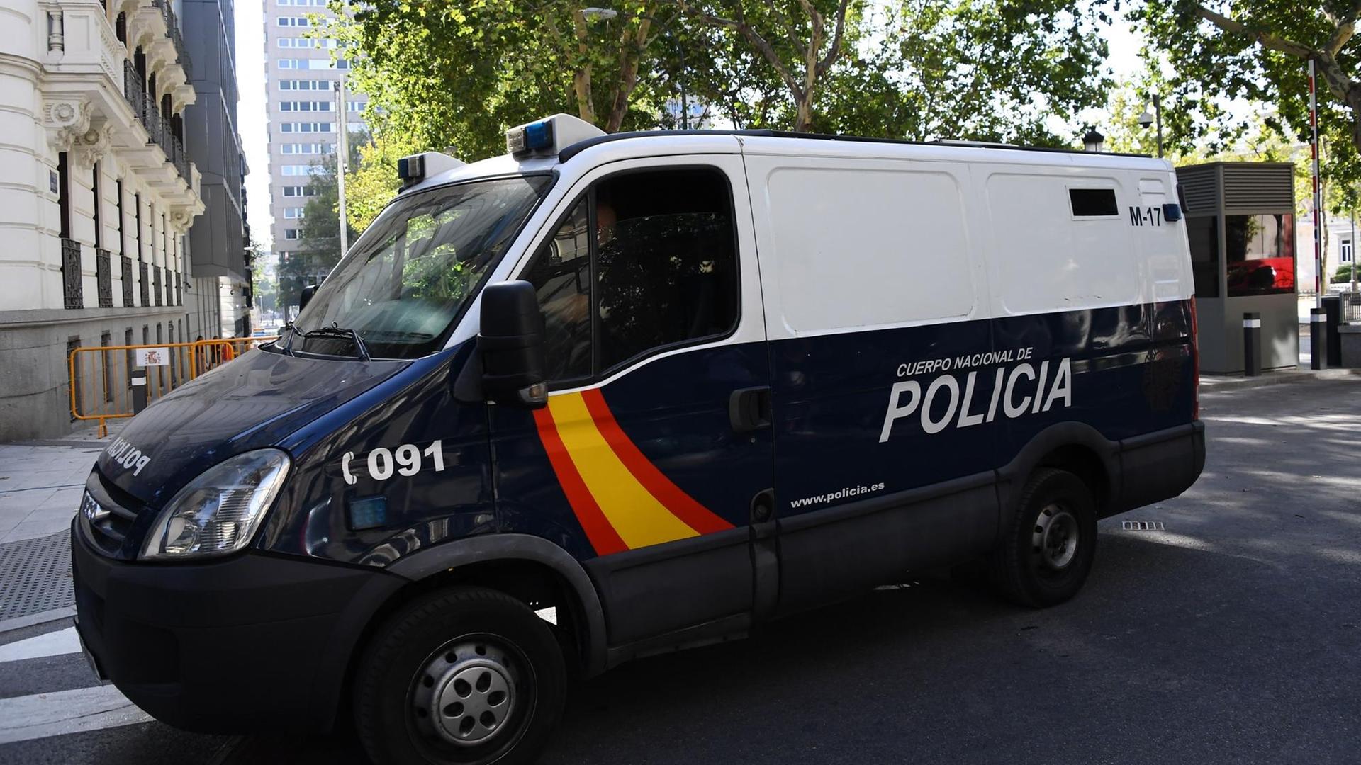 Ein Polizeifahrzeug vor dem Nationalen Strafgericht in Madrid