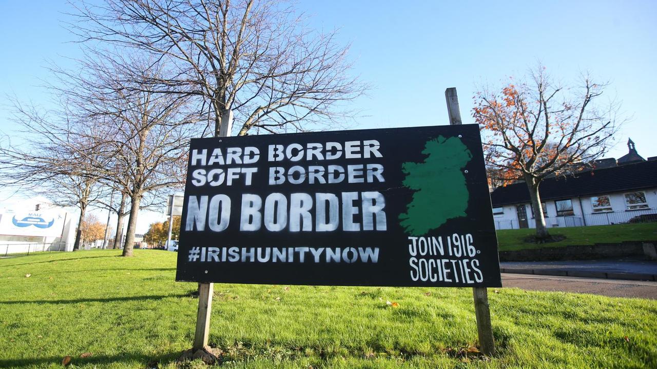 Der Slogan "Hard Border - Soft Border - No Border - #irishunitynow" steht auf einem Schild, mit dem gegen eine Grenze zwischen Nordirland und der Republik Irland protestiert wird.