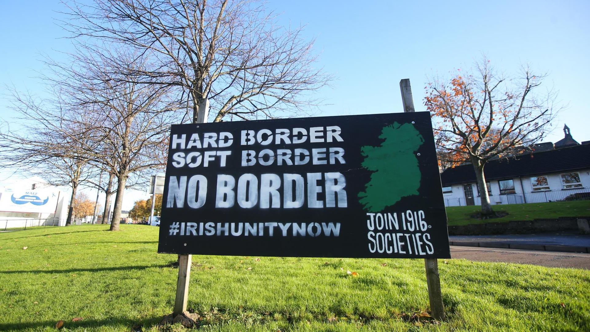 Der Slogan "Hard Border - Soft Border - No Border - #irishunitynow" steht auf einem Schild, mit dem gegen eine Grenze zwischen Nordirland und der Republik Irland protestiert wird Der Slogan "Hard Border - Soft Border - No Border - #irishunitynow" steht auf einem Schild, mit dem gegen eine Grenze zwischen Nordirland und der Republik Irland protestiert wird