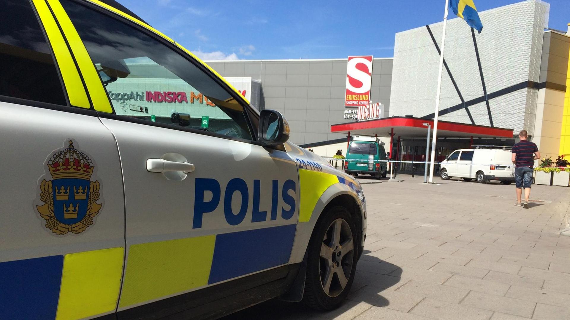 Mobilphone-Aufnahme nach einer Messerattacke im Möbelkaus Ikea in Vasteras/Schweden am 10.08.15. Ein Polizeiwagen steht vor dem Gebäude. AFP PHOTO / TT NEWS AGENCY / PETER KRUGER