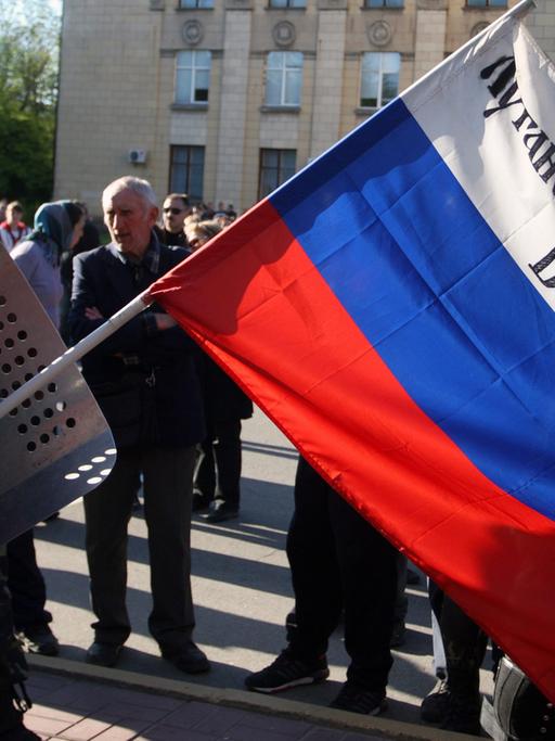 Prorussische Aktivisten mit einer russischen Flagge in Lugansk, Ukraine.