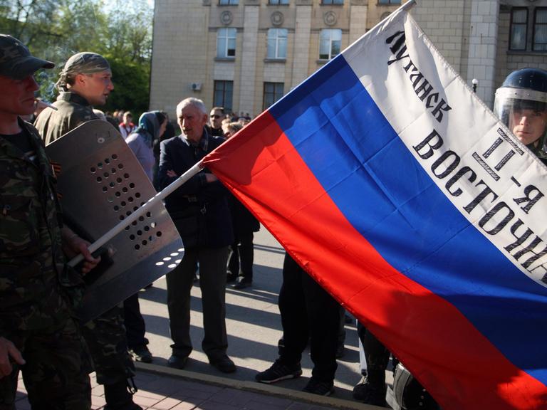 Prorussische Aktivisten mit einer russischen Flagge in Lugansk, Ukraine.