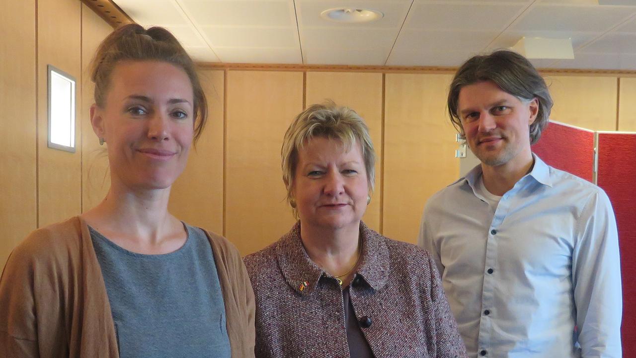 Sylvia Löhrmann (Mitte) mit den Moderatoren Marianne Allweiss und André Hatting