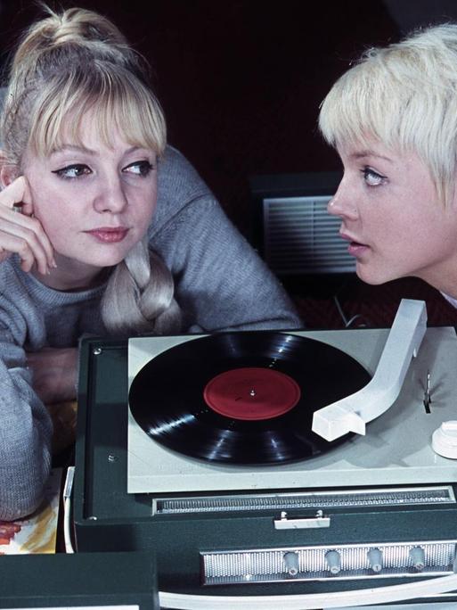 31.10.1984, Berlin, DDR - Werbeaufnahme fuer den Kofferplattenspieler Ziphona P 1229 des VEB RFT Phonotechnik Zittau.