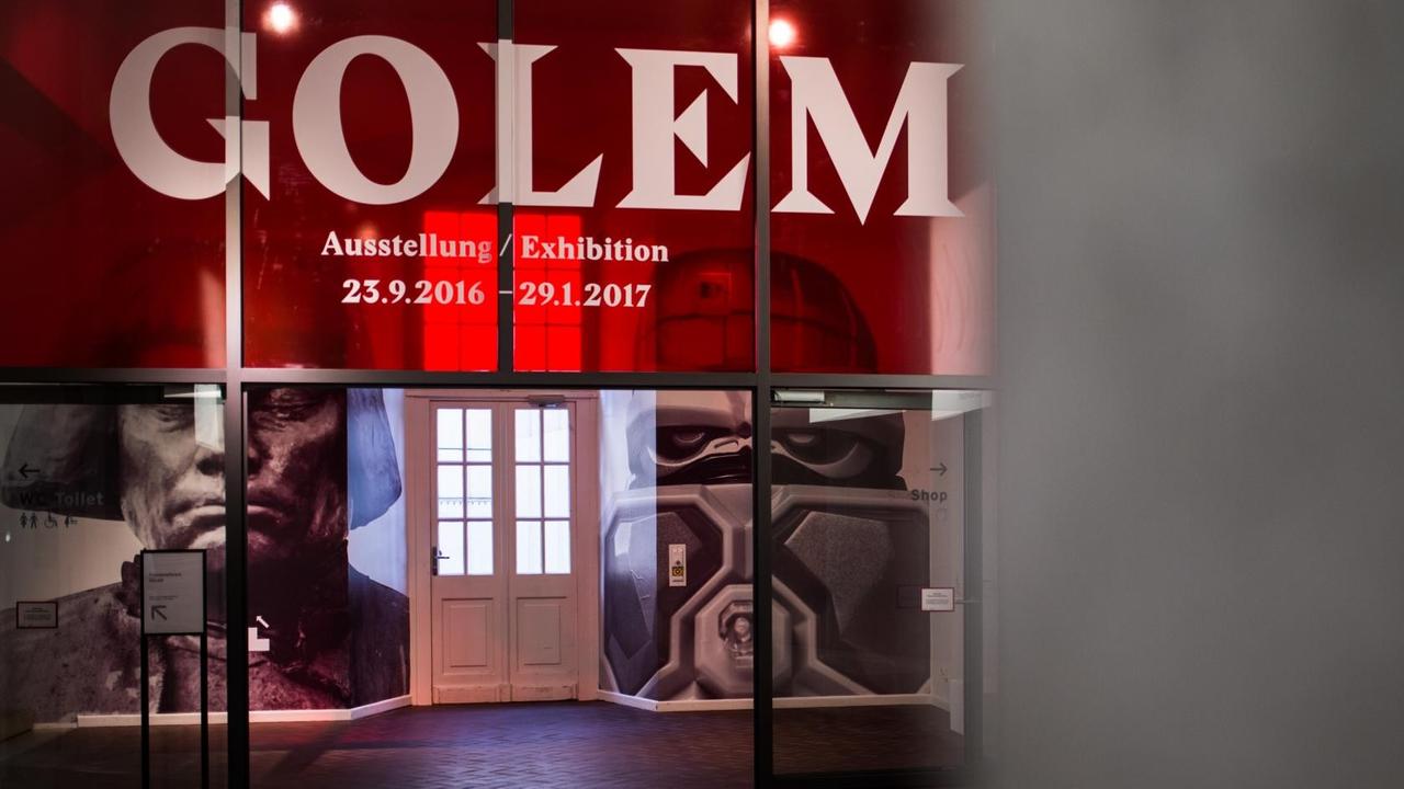 Der Eingang zur Ausstellung "Golem" ist am 22.09.2016 im Jüdischen Museum in Berlin zu sehen.