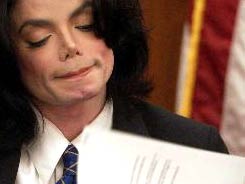 Popstar Michael Jackson betrachtet Unterlagen während seines Gerichtstermins