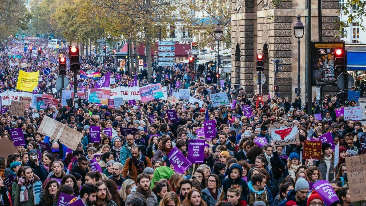 Demonstration gegen sexualisierte Gewalt und Femizide am 23. November 2019 in Paris. Tausende Menschen gehen mit Plakaten und Spruchbändern eine Straße entlang.