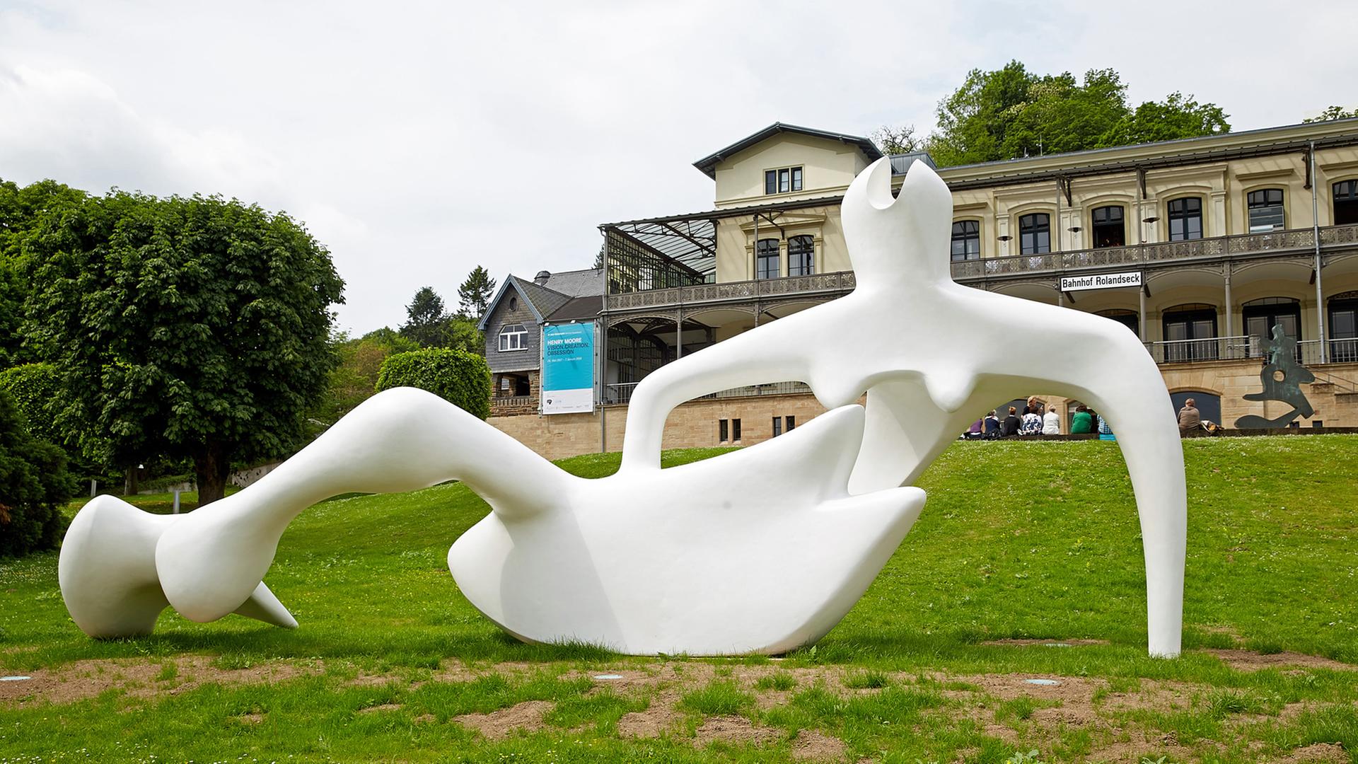 Die Skulptur "Large reclining figure, 1984" von Henry Moore ist vor dem Arp-Museum in Remagen-Rolandseck zu sehen.