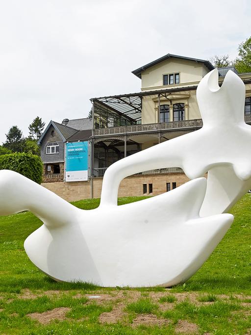 Die Skulptur "Large reclining figure, 1984" von Henry Moore ist vor dem Arp-Museum in Remagen-Rolandseck zu sehen.