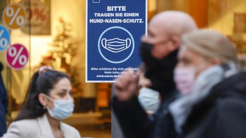 Hinweisschild in einer deutschen Innenstadt: "Bitte tragen Sie einen Mund-Nasen-Schutz."