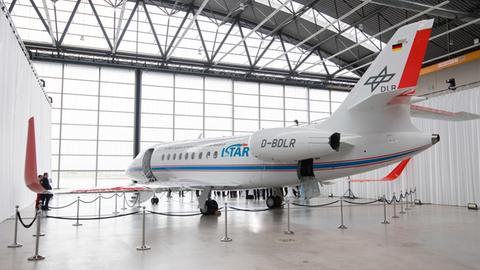 20.02.2020, Niedersachsen, Braunschweig: Das neue Forschungsflugzeug "Istar" vom Deutschen Zentrum für Luft- und Raumfahrt DLR steht in einem Hangar am Flughafen Braunschweig. Das neue Flugzeug soll in der Flugsimulation wesentlich mehr Möglichkeiten bieten, als das bisherige Forschungsflugzeuge konnten. Mit der modernen Ausrüstung und Auslegung sowie den zusätzlichen technischen Einrichtungen ist Istar außerdem in der Lage, wichtige Beiträge zur Digitalisierung in der Luftfahrt zu leisten. Foto: Julian Stratenschulte/dpa | Verwendung weltweit