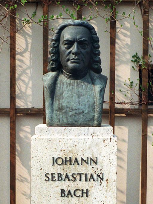 Eine Büste von Johann Sebastian Bach in Weimar.