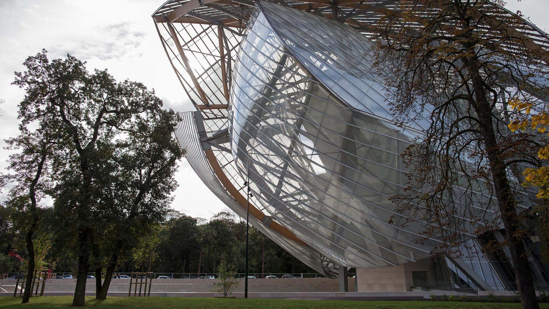 Blick auf das Gebäude der Louis Vuitton Foundation im Bois de Boulogne in Paris gestaltet von dem Architekten Frank Gehry