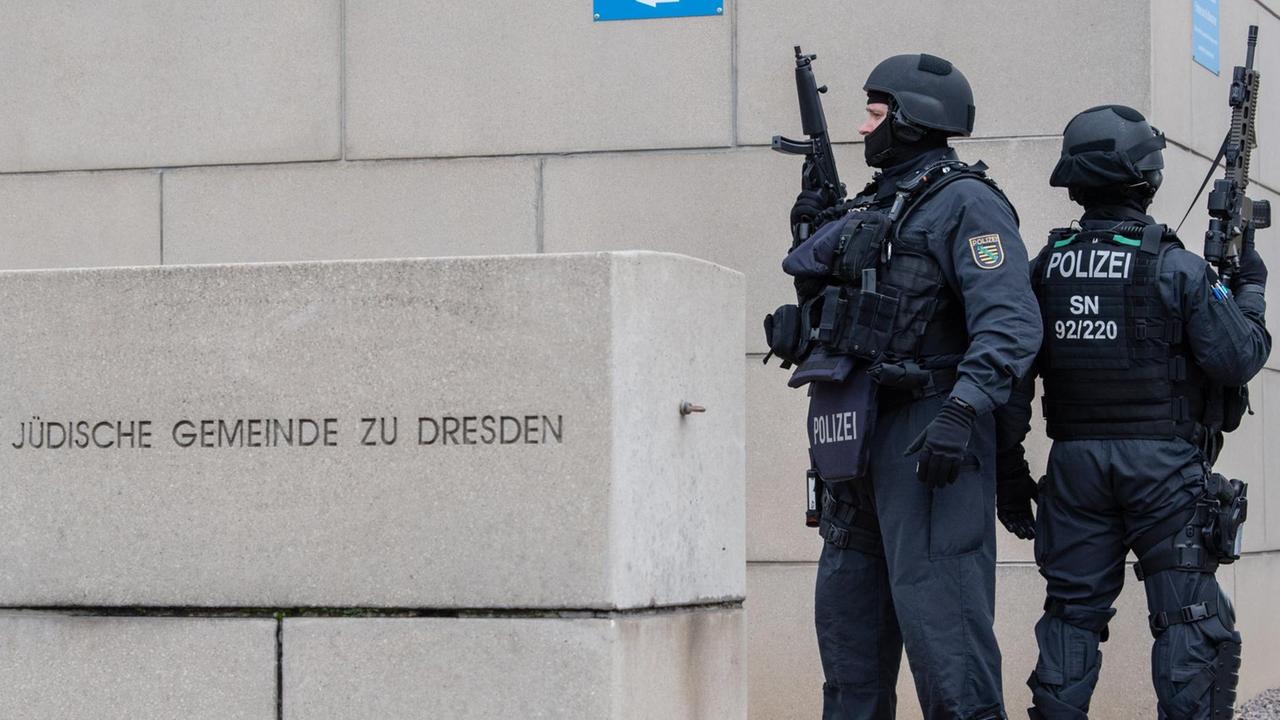 Polizisten stehen mit automatischen Waffen vor einer Synagoge in Dresden. Bei Schüssen sind in Halle nach ersten Erkenntnissen zwei Menschen getötet worden.