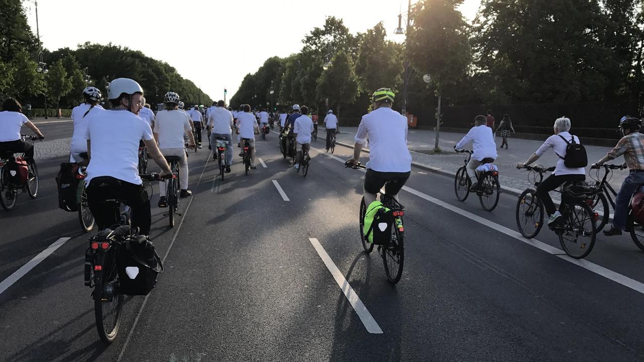 Gedenken an 17 Fahrradtote im vergangenen Jahr: Der Berliner "Ride of Silence" auf der Straße des 17. Juni