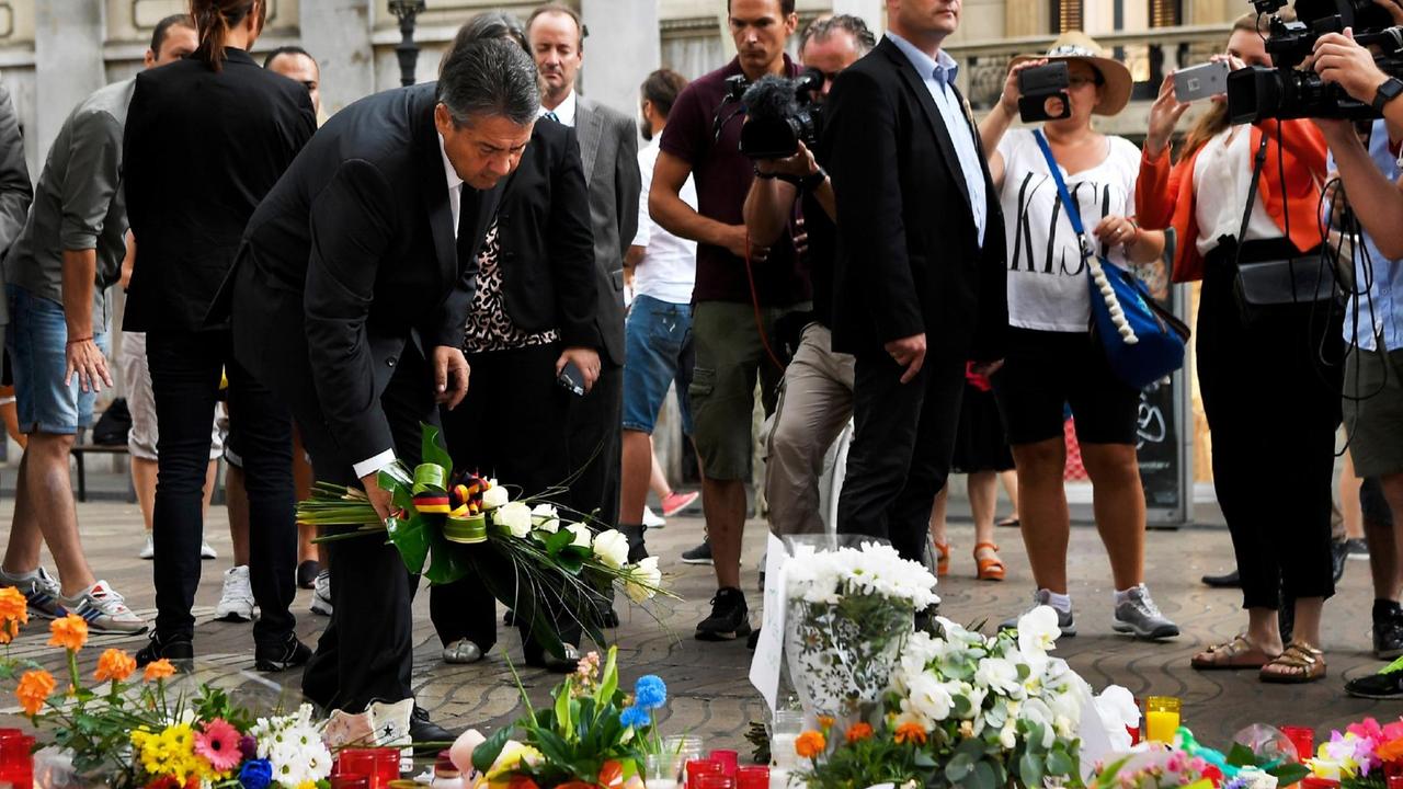 Bundesaußenminister Sigmar Gabriel legt in Barcelona Blumen am Anschlagsort nieder (19.8.2017).