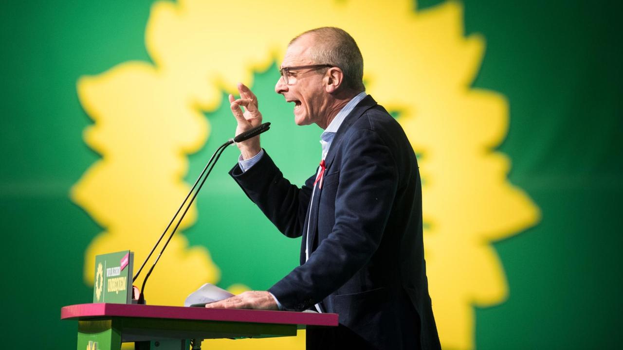 Volker Beck, Bundestagsabgeordneter von Bündnis 90/Die Grünen, spricht am 13.11.2016 beim Bundesparteitag in Münster (Nordrhein-Westfalen).