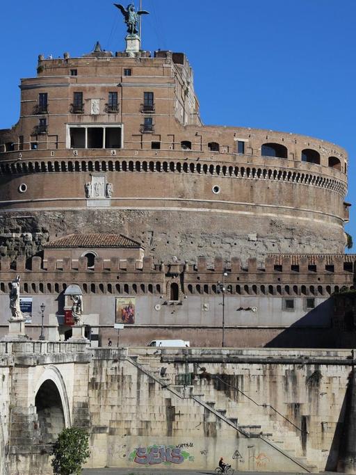 Castel Sant Angelo, die Engelsburg, mit der Ponte Sant Angelo in Rom.