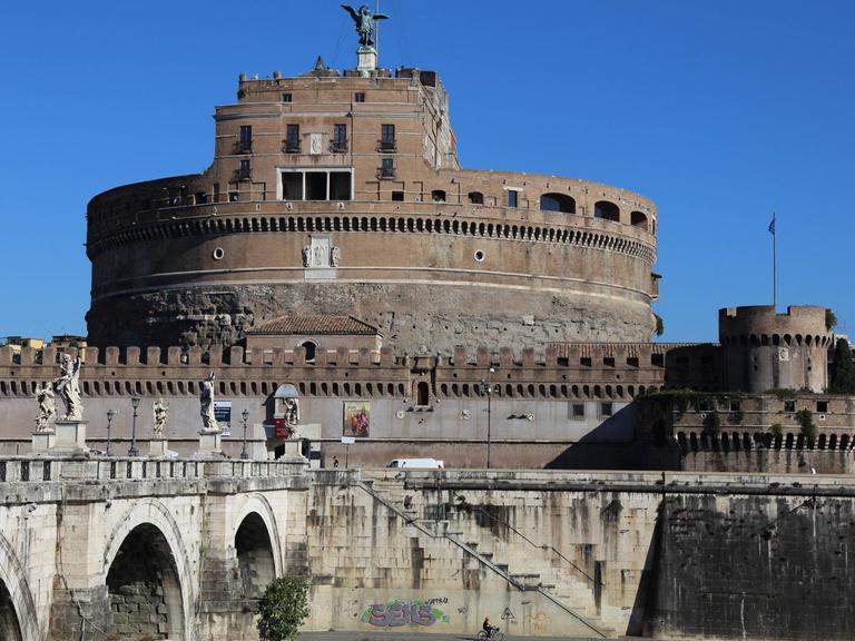 Castel Sant Angelo, die Engelsburg, mit der Ponte Sant Angelo in Rom.