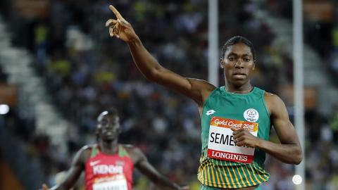 Caster Semenya jubelt im Ziel nach ihren Sieg im 800-Meter-Lauf bei den Commonwealth-Games 2018