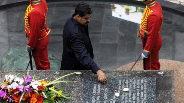 Venezuelas Präsident Nicolas Maduro vor dem Grab seines Amtsvorgängers Hugo Chavez.