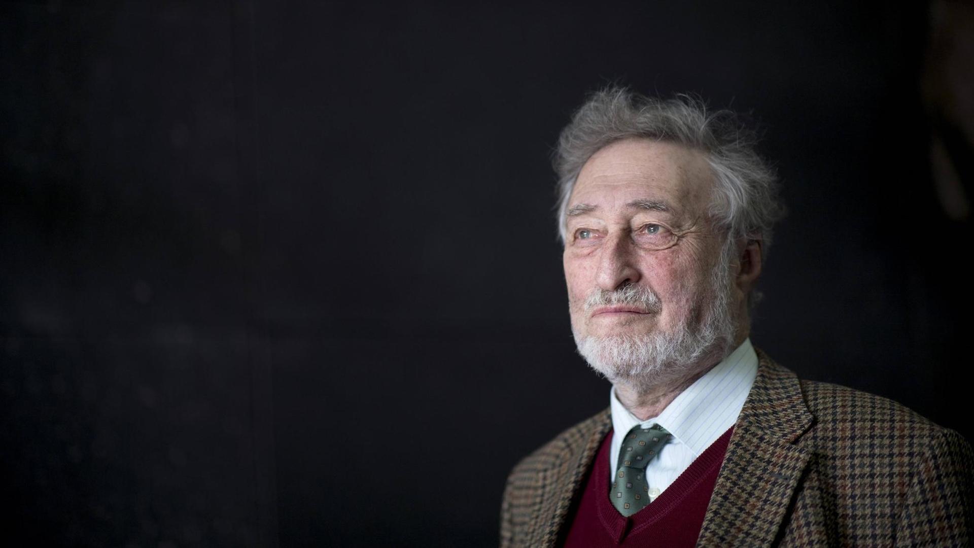 Prof. Dr. Micha Brumlik vor schwarzem Hintergrund