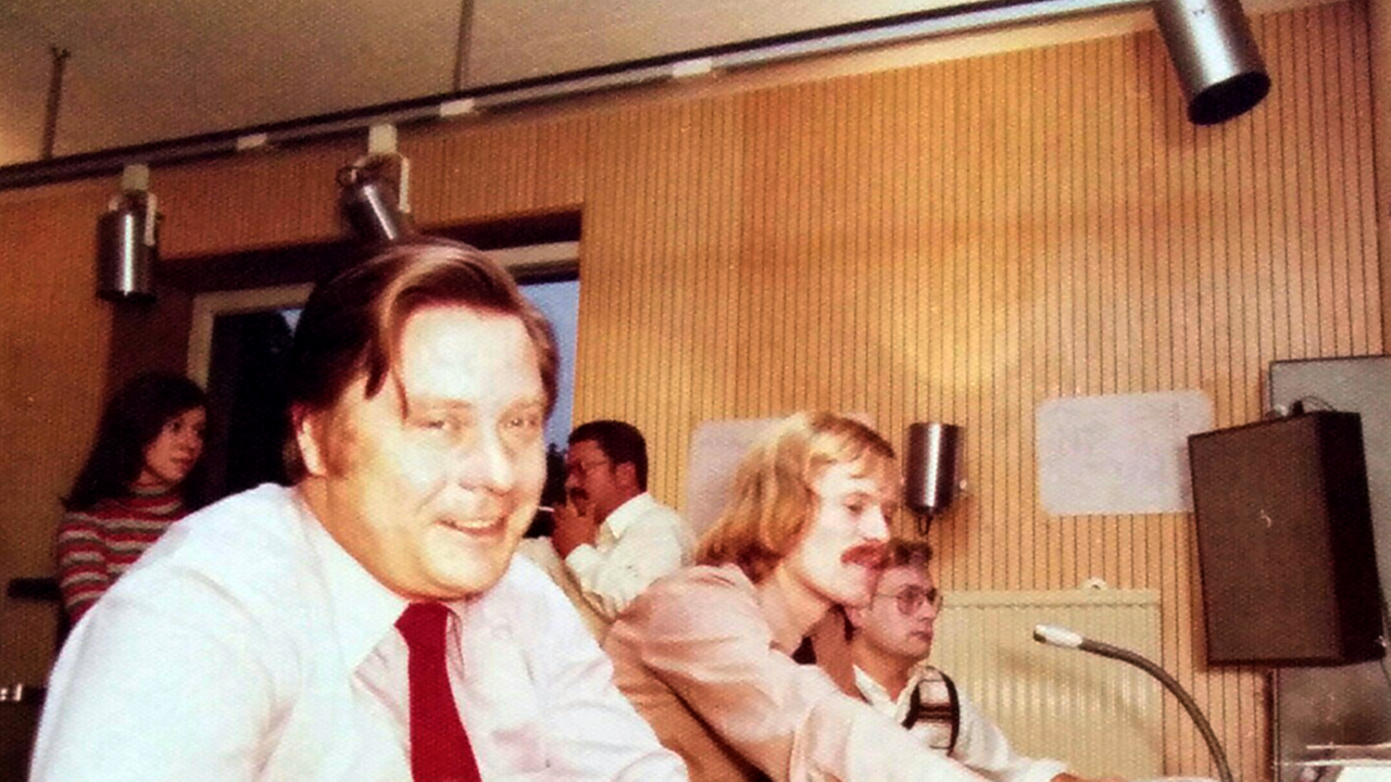 Die erste Frühsendung vor 40 Jahren: Günter Lehnigk (l.) damaliger Redaktionsleiter "Zeitgeschehen" mit dem Redakteur Jürgen Krönig am Mikrofon. Die erste Frühsendung vor 40 Jahren: Günter Lehnigk (l.) damaliger Redaktionsleiter "Zeitgeschehen" mit dem Redakteur Jürgen Krönig am Mikrofon.