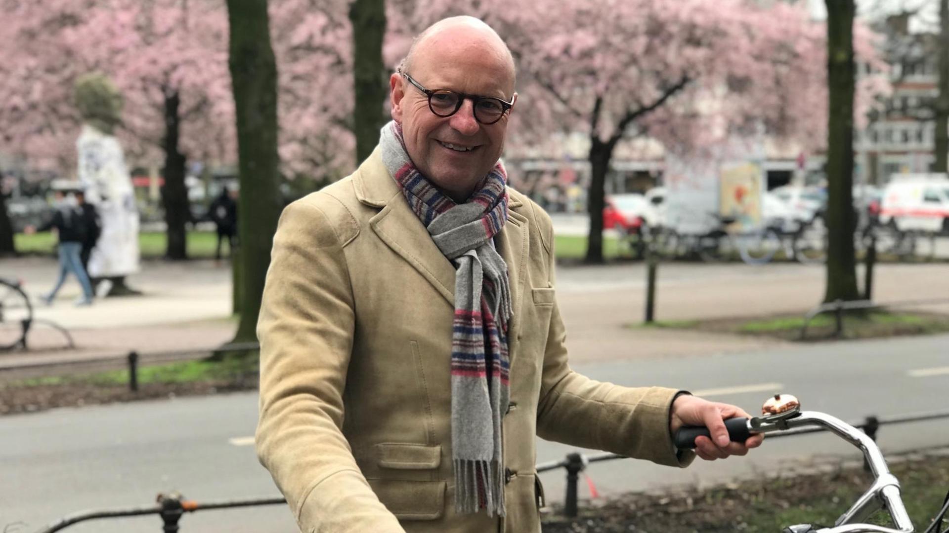 Münsters Oberbürgermeister Markus Lewe ist in privater Kleidung mit einem Fahrrad zu sehen. Münsters Oberbürgermeister Markus Lewe ist in privater Kleidung mit einem Fahrrad zu sehen.