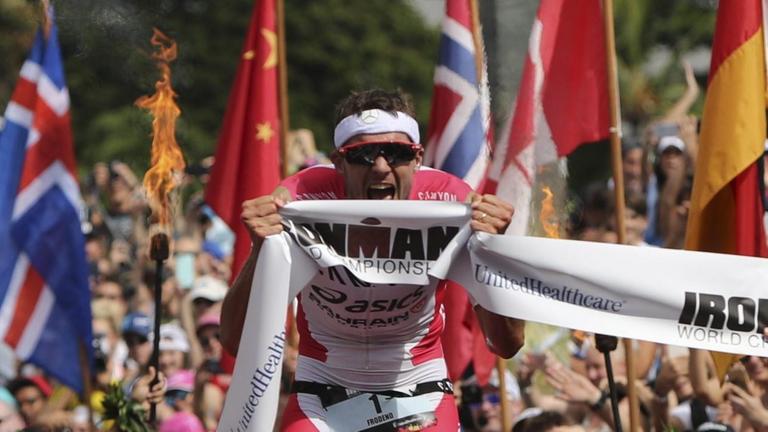Jan Frodeno bei seinem Sieg auf Hawaii, er läuft beim Ironman jubelnd über die Ziellinie